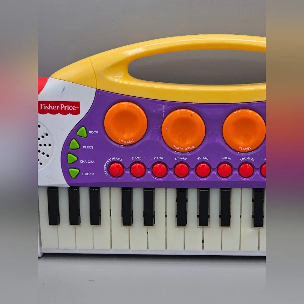 Fisher Price TEACHING KEYS Keyboard Model KFP1737 Music Lights 32 Keys Scratched